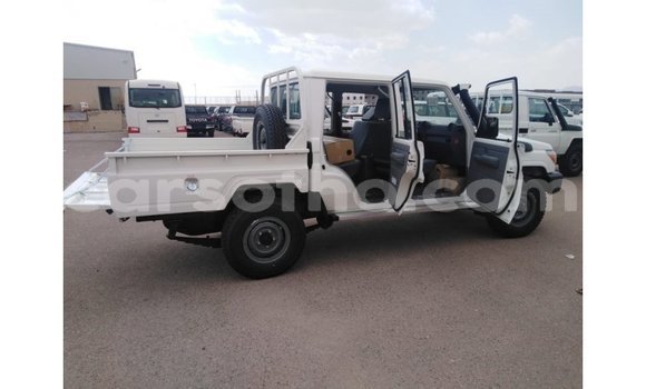 اشتري Imported Toyota Land Cruiser White سيارة في Import - Dubai في Maseru اشتري Imported Toyota Land Cruiser White سيارة في Import - Dubai في Maseru