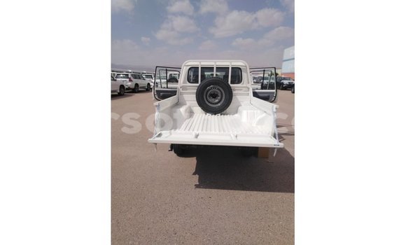 اشتري Imported Toyota Land Cruiser White سيارة في Import - Dubai في Maseru اشتري Imported Toyota Land Cruiser White سيارة في Import - Dubai في Maseru