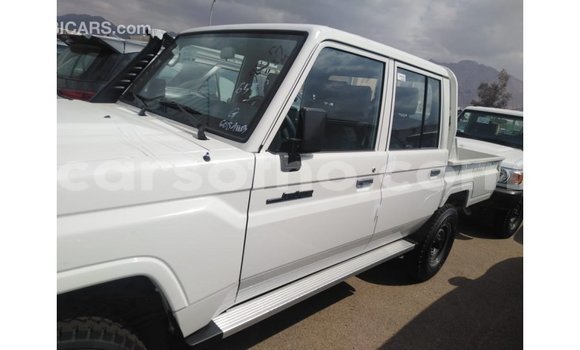 Sayi Imported Toyota Land Cruiser White Mota in Import - Dubai a Maseru Sayi Imported Toyota Land Cruiser White Mota in Import - Dubai a Maseru