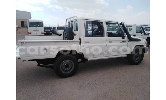 Sayi Imported Toyota Land Cruiser White Mota in Import - Dubai a Maseru Sayi Imported Toyota Land Cruiser White Mota in Import - Dubai a Maseru