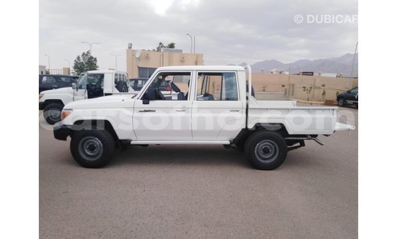 Sayi Imported Toyota Land Cruiser White Mota in Import - Dubai a Maseru Sayi Imported Toyota Land Cruiser White Mota in Import - Dubai a Maseru