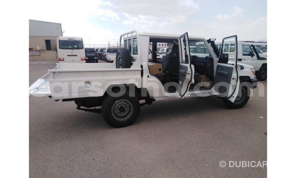 Sayi Imported Toyota Land Cruiser White Mota in Import - Dubai a Maseru Sayi Imported Toyota Land Cruiser White Mota in Import - Dubai a Maseru