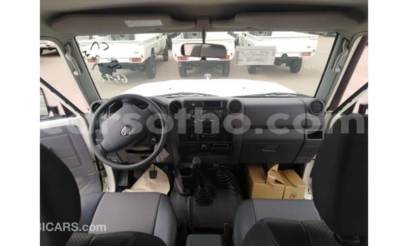 Sayi Imported Toyota Land Cruiser White Mota in Import - Dubai a Maseru Sayi Imported Toyota Land Cruiser White Mota in Import - Dubai a Maseru
