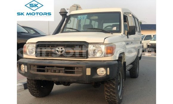Sayi Imported Toyota Land Cruiser White Mota in Import - Dubai a Maseru Sayi Imported Toyota Land Cruiser White Mota in Import - Dubai a Maseru