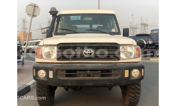 Sayi Imported Toyota Land Cruiser White Mota in Import - Dubai a Maseru Sayi Imported Toyota Land Cruiser White Mota in Import - Dubai a Maseru