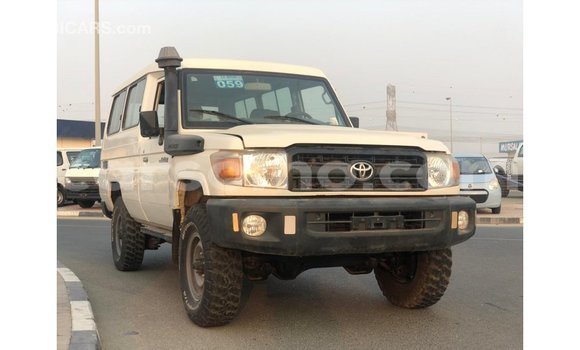 Sayi Imported Toyota Land Cruiser White Mota in Import - Dubai a Maseru Sayi Imported Toyota Land Cruiser White Mota in Import - Dubai a Maseru