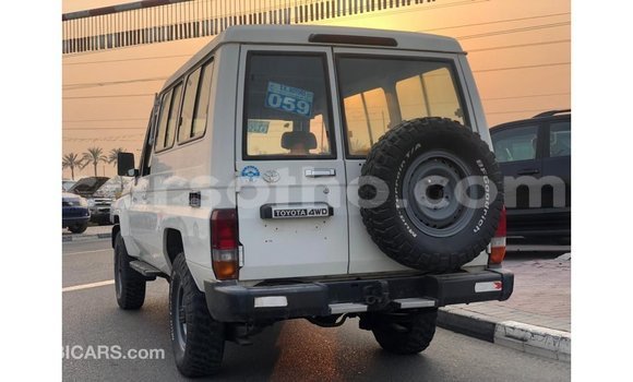 Sayi Imported Toyota Land Cruiser White Mota in Import - Dubai a Maseru Sayi Imported Toyota Land Cruiser White Mota in Import - Dubai a Maseru