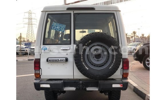 Sayi Imported Toyota Land Cruiser White Mota in Import - Dubai a Maseru Sayi Imported Toyota Land Cruiser White Mota in Import - Dubai a Maseru