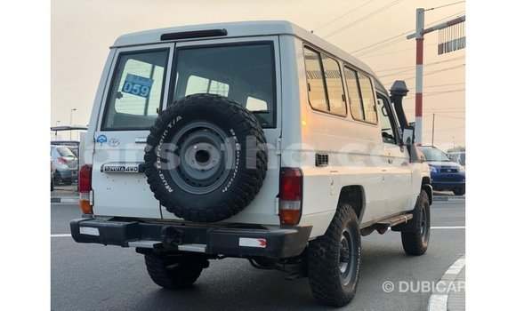 Sayi Imported Toyota Land Cruiser White Mota in Import - Dubai a Maseru Sayi Imported Toyota Land Cruiser White Mota in Import - Dubai a Maseru