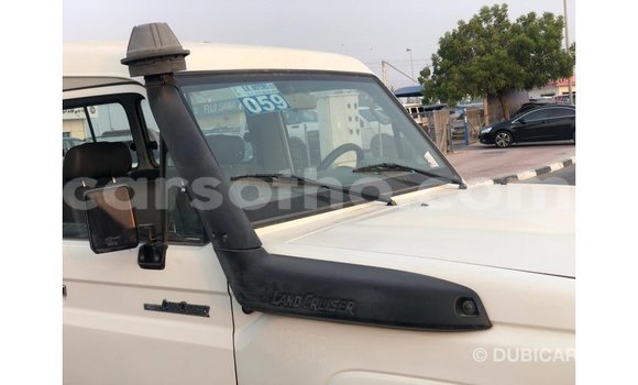 Sayi Imported Toyota Land Cruiser White Mota in Import - Dubai a Maseru Sayi Imported Toyota Land Cruiser White Mota in Import - Dubai a Maseru