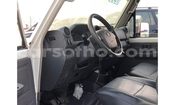 Sayi Imported Toyota Land Cruiser White Mota in Import - Dubai a Maseru Sayi Imported Toyota Land Cruiser White Mota in Import - Dubai a Maseru
