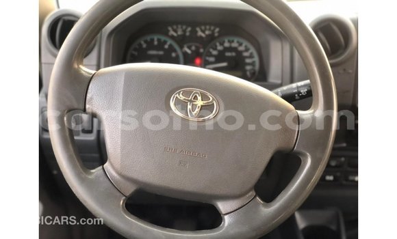 Sayi Imported Toyota Land Cruiser White Mota in Import - Dubai a Maseru Sayi Imported Toyota Land Cruiser White Mota in Import - Dubai a Maseru