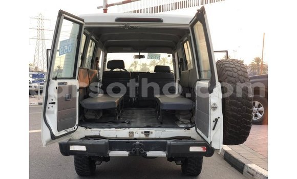 Sayi Imported Toyota Land Cruiser White Mota in Import - Dubai a Maseru Sayi Imported Toyota Land Cruiser White Mota in Import - Dubai a Maseru