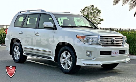 Sayi Imported Toyota Land Cruiser White Mota in Import - Dubai a Maseru Sayi Imported Toyota Land Cruiser White Mota in Import - Dubai a Maseru