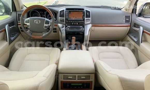 Sayi Imported Toyota Land Cruiser White Mota in Import - Dubai a Maseru Sayi Imported Toyota Land Cruiser White Mota in Import - Dubai a Maseru
