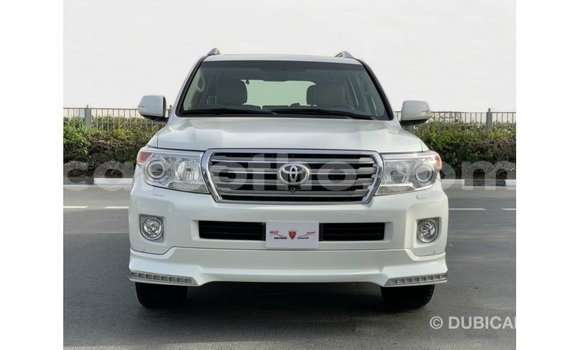Sayi Imported Toyota Land Cruiser White Mota in Import - Dubai a Maseru Sayi Imported Toyota Land Cruiser White Mota in Import - Dubai a Maseru
