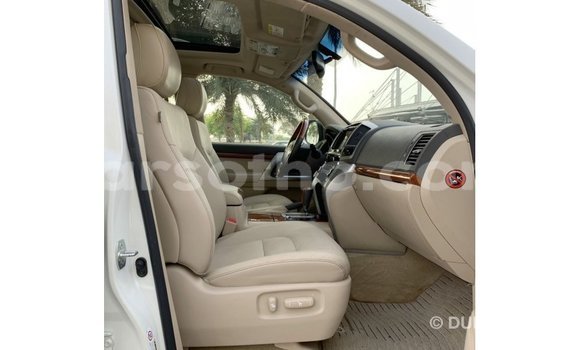 Sayi Imported Toyota Land Cruiser White Mota in Import - Dubai a Maseru Sayi Imported Toyota Land Cruiser White Mota in Import - Dubai a Maseru