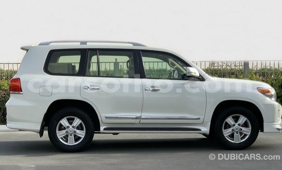 Sayi Imported Toyota Land Cruiser White Mota in Import - Dubai a Maseru Sayi Imported Toyota Land Cruiser White Mota in Import - Dubai a Maseru