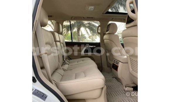 Sayi Imported Toyota Land Cruiser White Mota in Import - Dubai a Maseru Sayi Imported Toyota Land Cruiser White Mota in Import - Dubai a Maseru