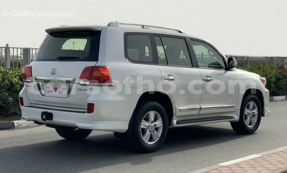 Sayi Imported Toyota Land Cruiser White Mota in Import - Dubai a Maseru Sayi Imported Toyota Land Cruiser White Mota in Import - Dubai a Maseru
