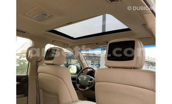 Sayi Imported Toyota Land Cruiser White Mota in Import - Dubai a Maseru Sayi Imported Toyota Land Cruiser White Mota in Import - Dubai a Maseru