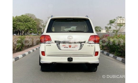 Sayi Imported Toyota Land Cruiser White Mota in Import - Dubai a Maseru Sayi Imported Toyota Land Cruiser White Mota in Import - Dubai a Maseru