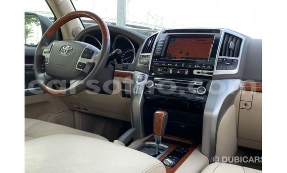 Sayi Imported Toyota Land Cruiser White Mota in Import - Dubai a Maseru Sayi Imported Toyota Land Cruiser White Mota in Import - Dubai a Maseru