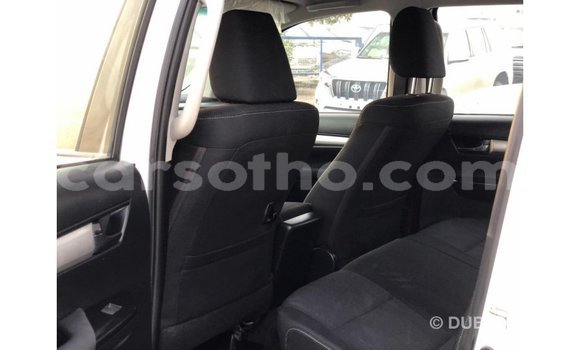 Sayi Imported Toyota Hilux White Mota in Import - Dubai a Maseru Sayi Imported Toyota Hilux White Mota in Import - Dubai a Maseru