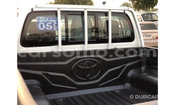 Sayi Imported Toyota Hilux White Mota in Import - Dubai a Maseru Sayi Imported Toyota Hilux White Mota in Import - Dubai a Maseru