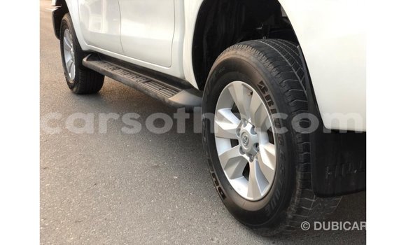 Sayi Imported Toyota Hilux White Mota in Import - Dubai a Maseru Sayi Imported Toyota Hilux White Mota in Import - Dubai a Maseru