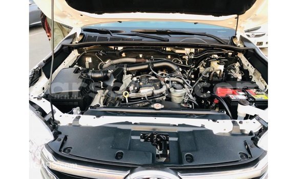 Sayi Imported Toyota Hilux White Mota in Import - Dubai a Maseru Sayi Imported Toyota Hilux White Mota in Import - Dubai a Maseru