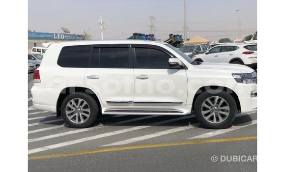Acheter Import Voiture Toyota Land Cruiser Blanc à Import - Dubai, Maseru Acheter Import Voiture Toyota Land Cruiser Blanc à Import - Dubai, Maseru