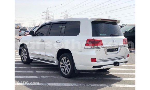 Acheter Import Voiture Toyota Land Cruiser Blanc à Import - Dubai, Maseru Acheter Import Voiture Toyota Land Cruiser Blanc à Import - Dubai, Maseru
