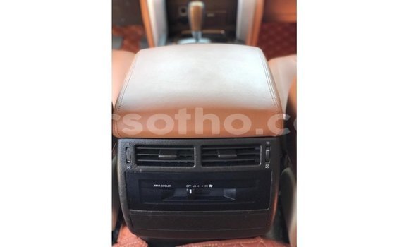 Acheter Import Voiture Toyota Land Cruiser Blanc à Import - Dubai, Maseru Acheter Import Voiture Toyota Land Cruiser Blanc à Import - Dubai, Maseru