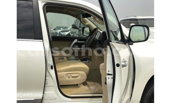 اشتري Imported Toyota Land Cruiser White سيارة في Import - Dubai في Maseru اشتري Imported Toyota Land Cruiser White سيارة في Import - Dubai في Maseru