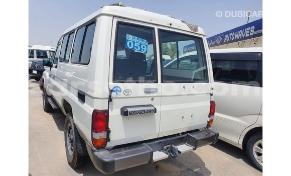 Acheter Import Voiture Toyota Land Cruiser Blanc à Import - Dubai, Maseru Acheter Import Voiture Toyota Land Cruiser Blanc à Import - Dubai, Maseru