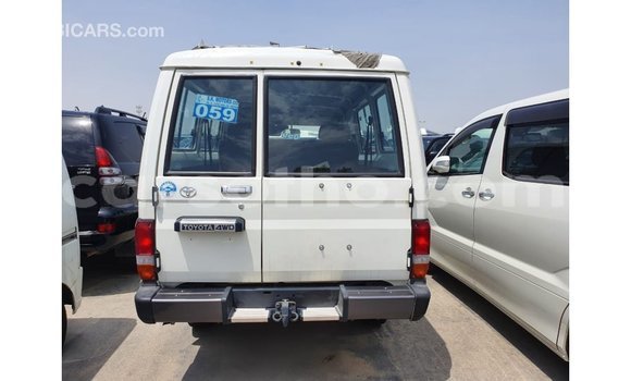 Acheter Import Voiture Toyota Land Cruiser Blanc à Import - Dubai, Maseru Acheter Import Voiture Toyota Land Cruiser Blanc à Import - Dubai, Maseru