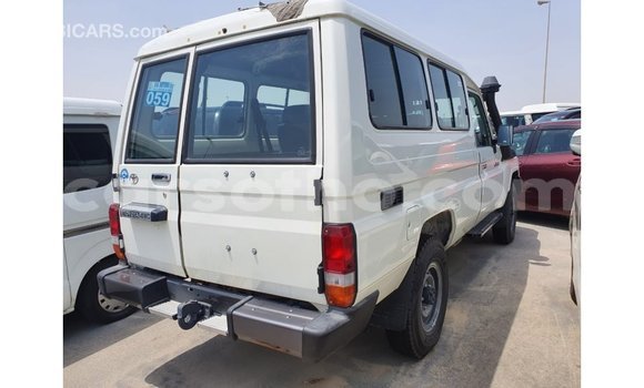 Acheter Import Voiture Toyota Land Cruiser Blanc à Import - Dubai, Maseru Acheter Import Voiture Toyota Land Cruiser Blanc à Import - Dubai, Maseru