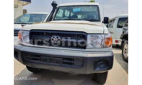 Acheter Import Voiture Toyota Land Cruiser Blanc à Import - Dubai, Maseru Acheter Import Voiture Toyota Land Cruiser Blanc à Import - Dubai, Maseru