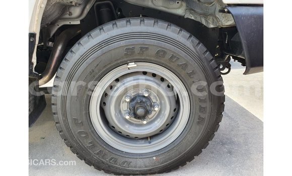 Acheter Import Voiture Toyota Land Cruiser Blanc à Import - Dubai, Maseru Acheter Import Voiture Toyota Land Cruiser Blanc à Import - Dubai, Maseru