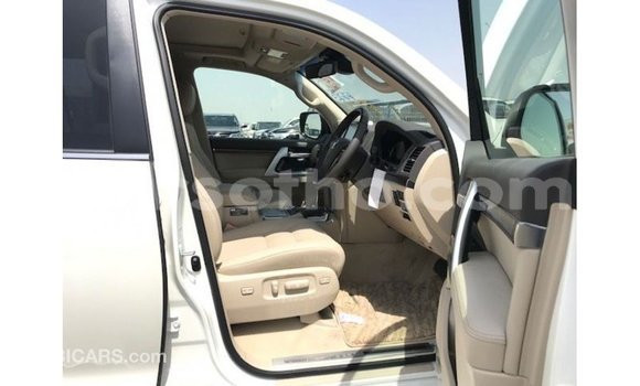 اشتري Imported Toyota Land Cruiser White سيارة في Import - Dubai في Maseru اشتري Imported Toyota Land Cruiser White سيارة في Import - Dubai في Maseru