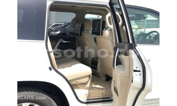 اشتري Imported Toyota Land Cruiser White سيارة في Import - Dubai في Maseru اشتري Imported Toyota Land Cruiser White سيارة في Import - Dubai في Maseru