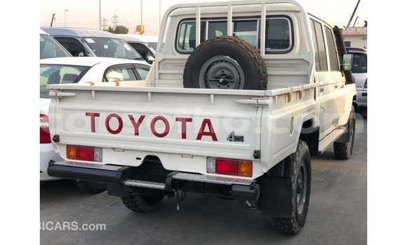 Acheter Import Voiture Toyota Land Cruiser Blanc à Import - Dubai, Maseru Acheter Import Voiture Toyota Land Cruiser Blanc à Import - Dubai, Maseru