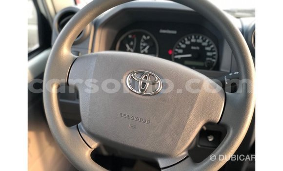 Acheter Import Voiture Toyota Land Cruiser Blanc à Import - Dubai, Maseru Acheter Import Voiture Toyota Land Cruiser Blanc à Import - Dubai, Maseru