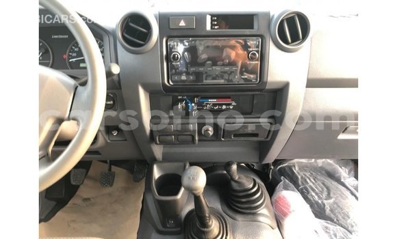 Acheter Import Voiture Toyota Land Cruiser Blanc à Import - Dubai, Maseru Acheter Import Voiture Toyota Land Cruiser Blanc à Import - Dubai, Maseru