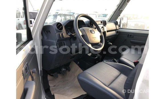 Acheter Import Voiture Toyota Land Cruiser Blanc à Import - Dubai, Maseru Acheter Import Voiture Toyota Land Cruiser Blanc à Import - Dubai, Maseru