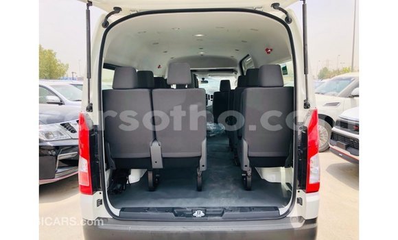 Sayi Imported Toyota Hiace White Mota in Import - Dubai a Maseru Sayi Imported Toyota Hiace White Mota in Import - Dubai a Maseru