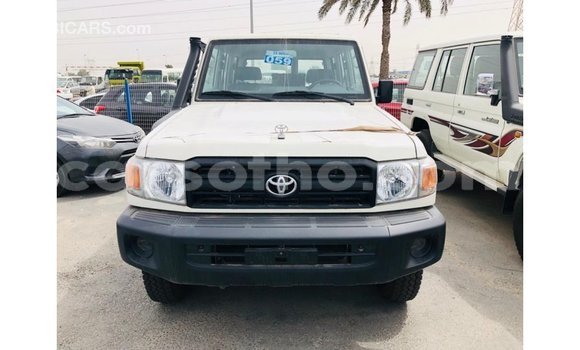Sayi Imported Toyota Land Cruiser White Mota in Import - Dubai a Maseru Sayi Imported Toyota Land Cruiser White Mota in Import - Dubai a Maseru