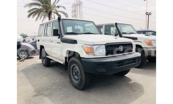 Sayi Imported Toyota Land Cruiser White Mota in Import - Dubai a Maseru Sayi Imported Toyota Land Cruiser White Mota in Import - Dubai a Maseru