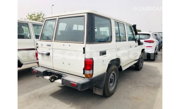 Sayi Imported Toyota Land Cruiser White Mota in Import - Dubai a Maseru Sayi Imported Toyota Land Cruiser White Mota in Import - Dubai a Maseru